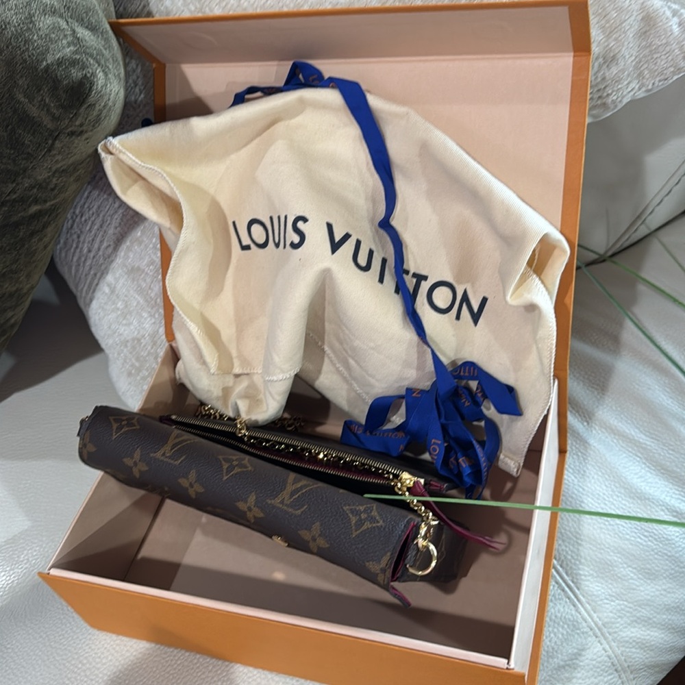 Authentic LV Felicie Pochette!!! With zippered insert, Chain, dust bag and box - Picture 16 of 17